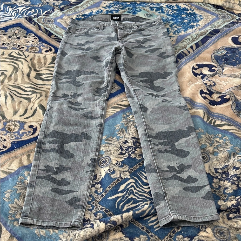 Hudson Jeans in Gray Camo. Like New. Size 27